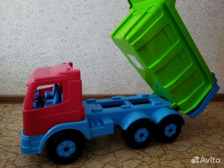 Грузовик огромный