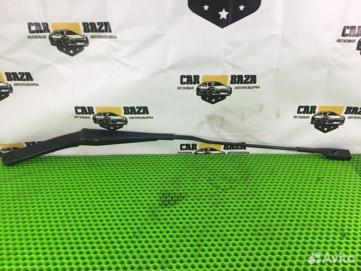 Поводок стеклоочистителя передний правый R Audi A6