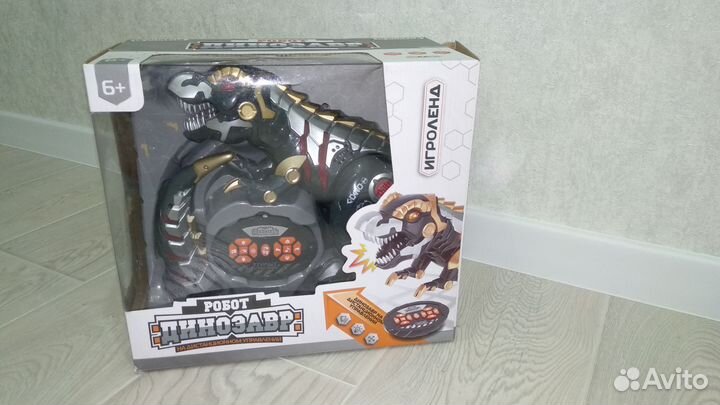Робот Динозавр на пульте