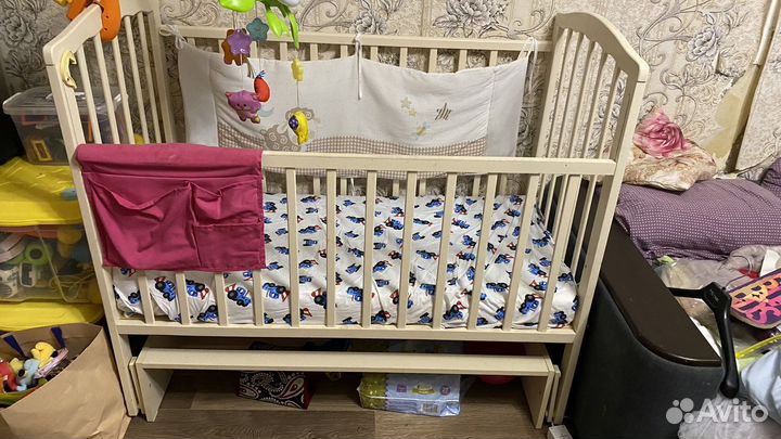 Детская кроватка с маятником