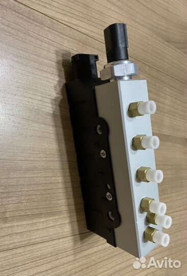 Блок клапанов пневмоподвески Mercedes S-класс W220