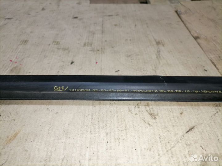 Уплотнитель стекла двери перед лево Opel Corsa D