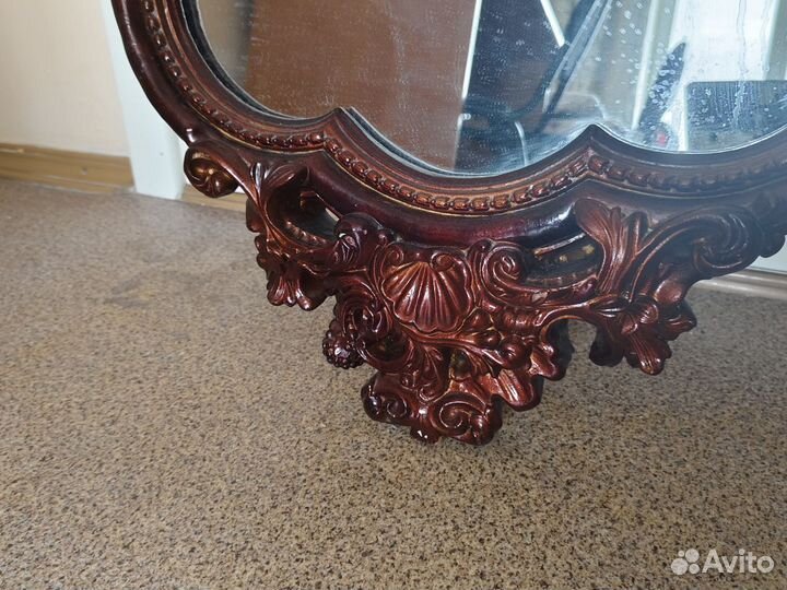 Зеркало настенное в деревянной раме