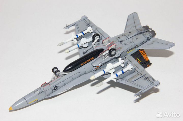 Собранная модель F/A-18D Hornet 1/144 Revell