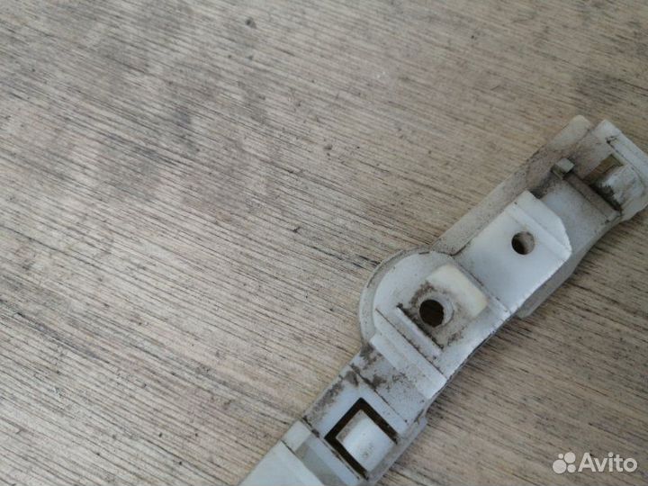 Крепление бампера переднее правое Nissan Note E11