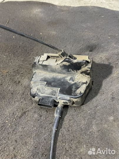 Замок задней левой двери Nissan Primera P12