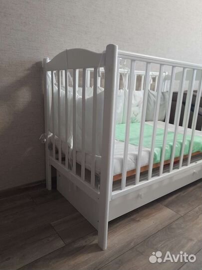 Детская кроватка с маятником и ящиком