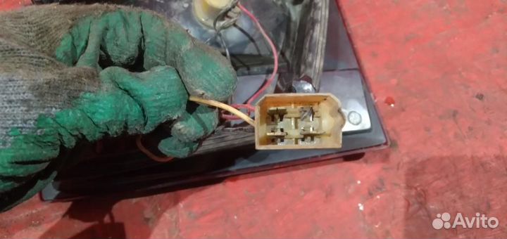 Волга 3110 фонарь задний правый на крышку багажник