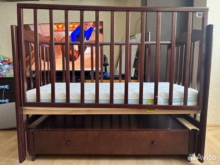 Детская кроватка с продольным маятником