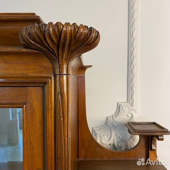 Антикварный шкаф-витрина