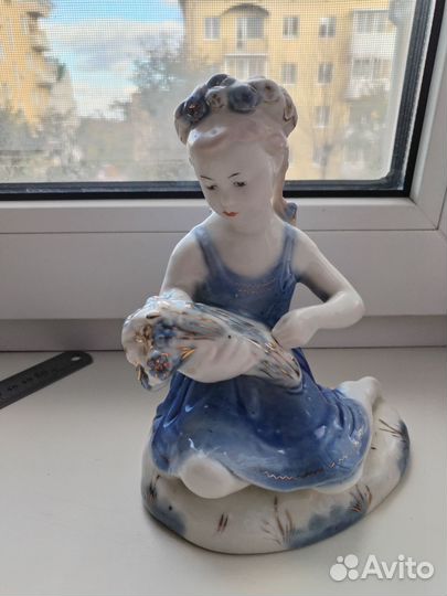 Фарфоровая статуэтка Девушка собирает букет