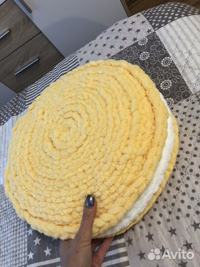 Подушка макаронс вязанная