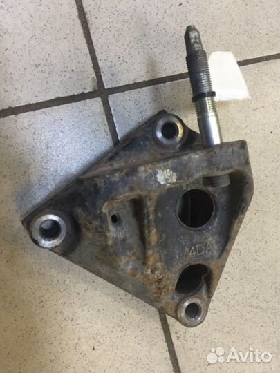 Кронштейн двигателя правый Toyota Corolla E150