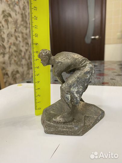 Рабочий с камнем Силумин