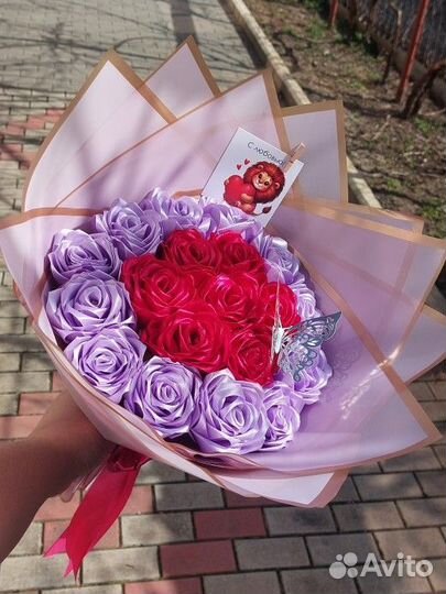 Розы из атласных лент