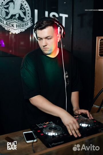 DJ Диджей с аппаратурой