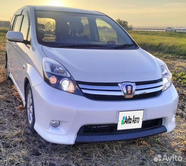 Toyota Isis 1.8 CVT, 2012, 132 132 км