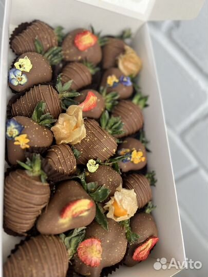 Клубника в шоколаде подарок выпусконой