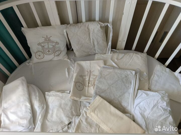 Детская кроватка с маятником