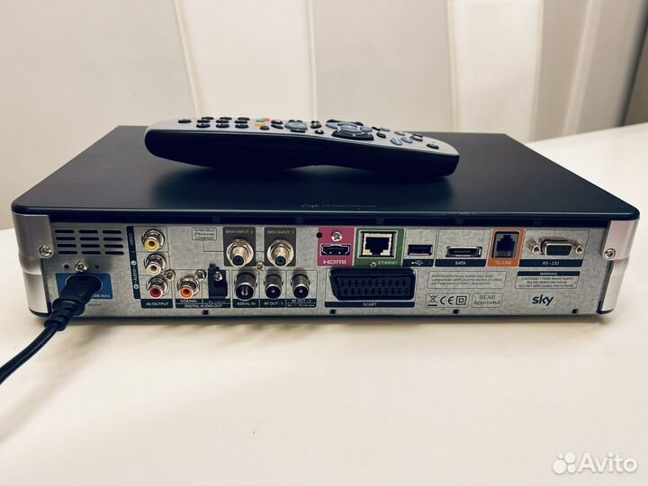 Спутниковый ресивер Sky + HD DRX890-R