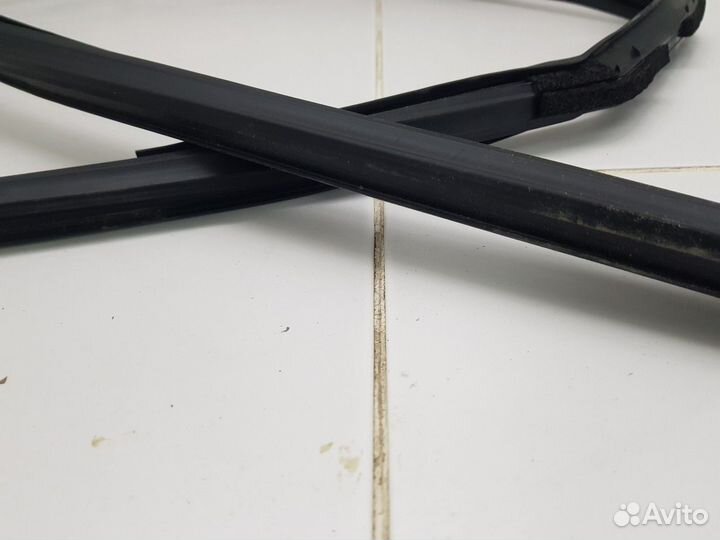 Уплотнитель стекла задней правой двери