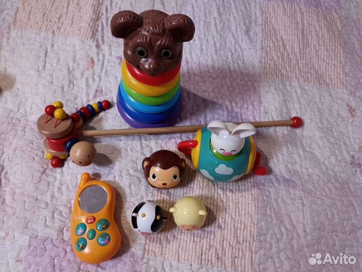 Игрушки развивающие и погремушки для малышей