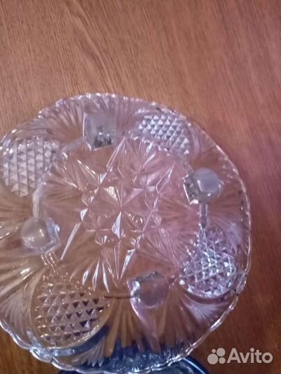 Ваза для фруктов на ножке