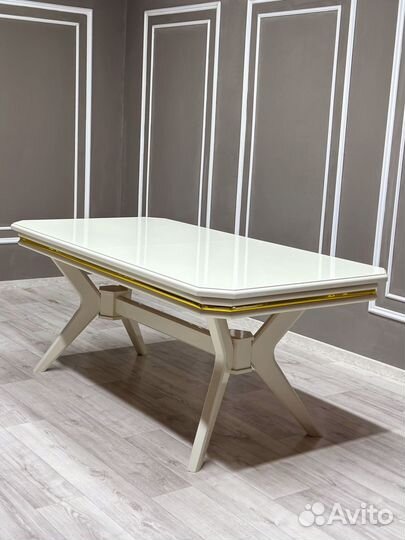 Стол и стулья для кухни. В наличии