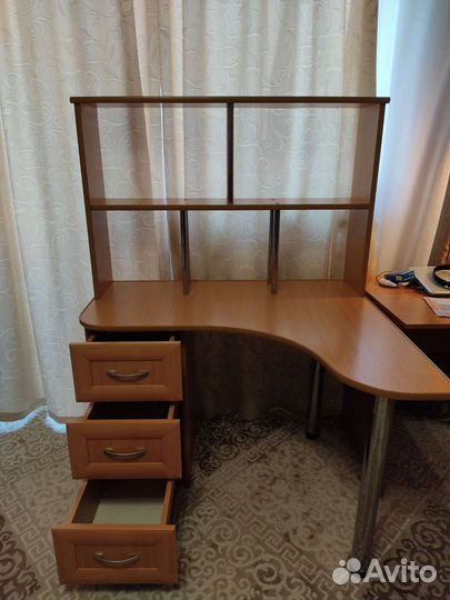 Угловой письменный стол