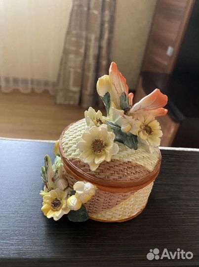 Фарфоровые и керамические статуэтки