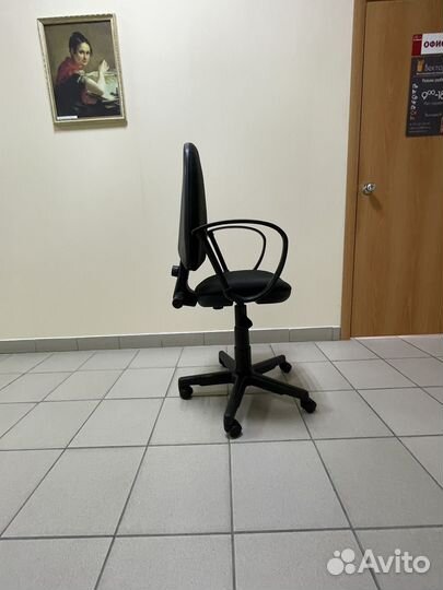 Стул офисный на колесах