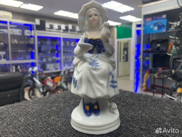 Статуэтка Девушка с голубем