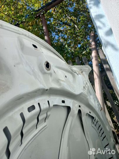 Капот на Skoda Rapid