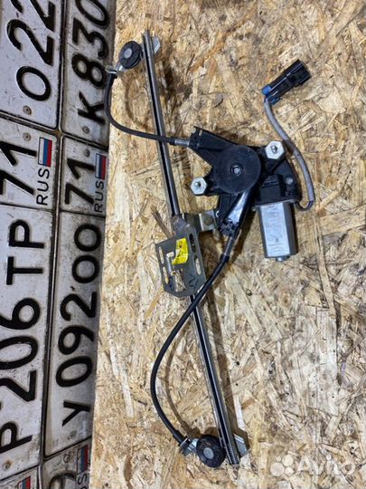 Стеклоподъемник передний левый Chevrolet Niva