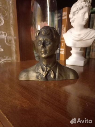 Бюсты Высоцкий, Есенин