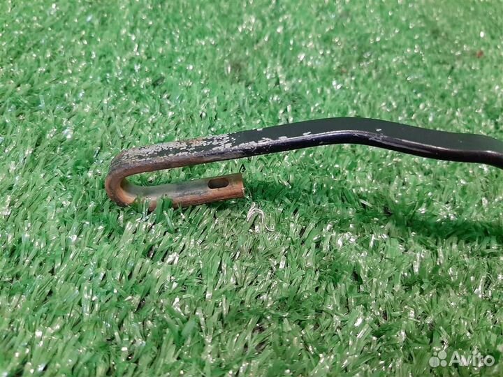 Поводок стеклоочистителя правый Mitsubishi Carism