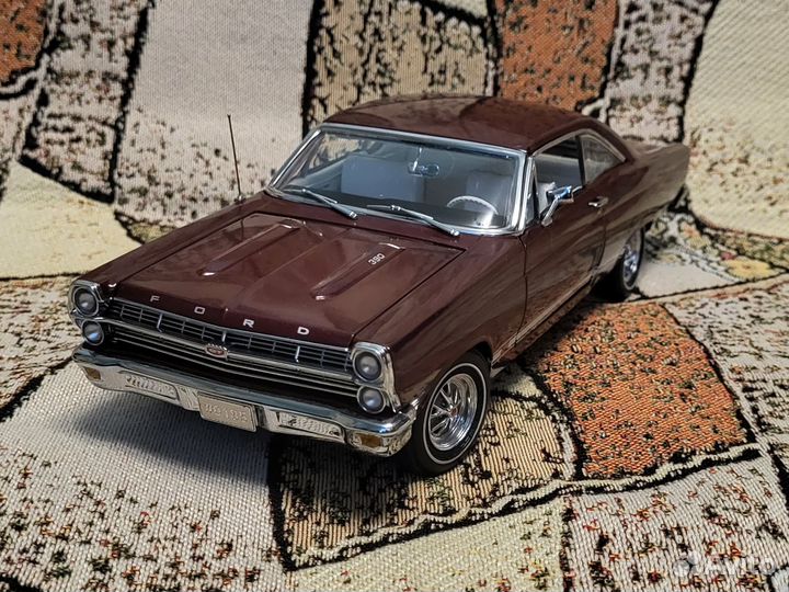 Ford Fairlane 1/18