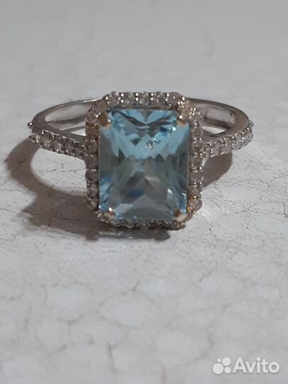 Золотое кольцо с бриллиантами и топазом