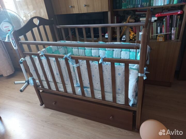 Детская кровать с маятником и ящиком