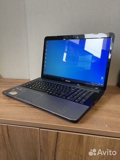 Большой ноутбук Toshiba 17.3