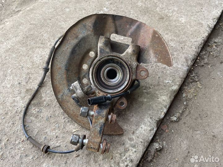 Правый поворотный кулак Лада Приора