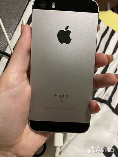 Телефон iPhone SE