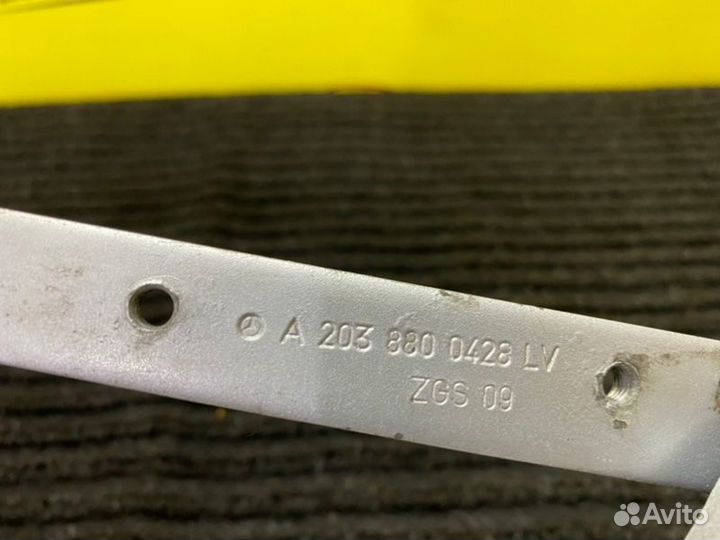 Петля капота правая Mercedes 203 W203 M271.940