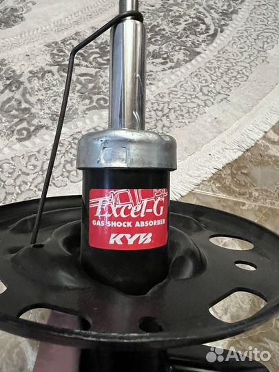 Передние амортизаторы kyb 339228,339229