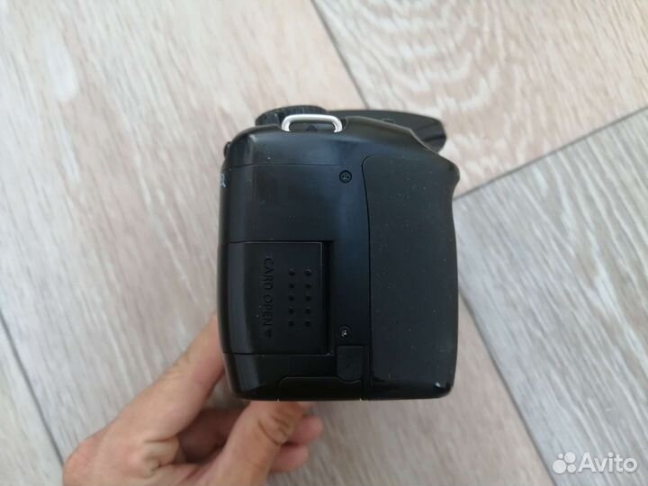 Зеркальный фотоаппарат Canon 1000d