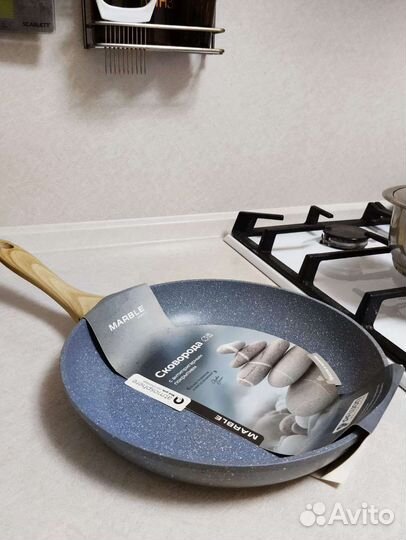 Сковорода новая с антипригарным покрытием