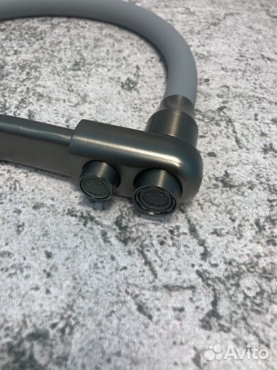 Кухонный смеситель гибкий излив оружейная сталь