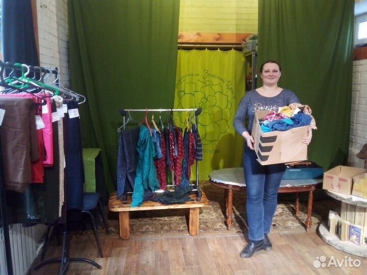 Ткани, нитки, пряжа, пуговицы и т.д