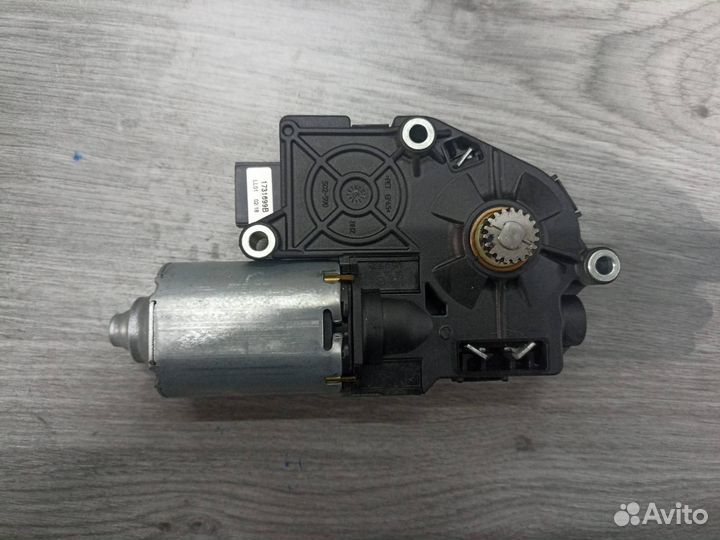 Моторчик люка BMW 5 G30/G31 G30 2020 67617316535