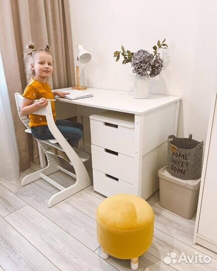 Письменный стол для детской комнаты, белый